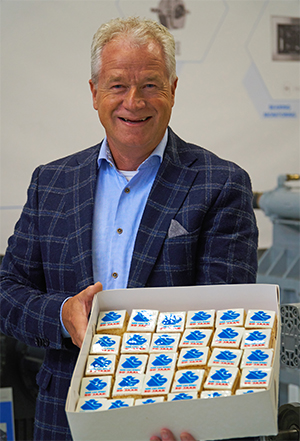 Dave Plug met taartjes voor  het 50-jarig bestaan van ADS van Stigt