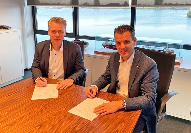 Ondertekening contract Fred en Leon van TeamCo Shipyard
